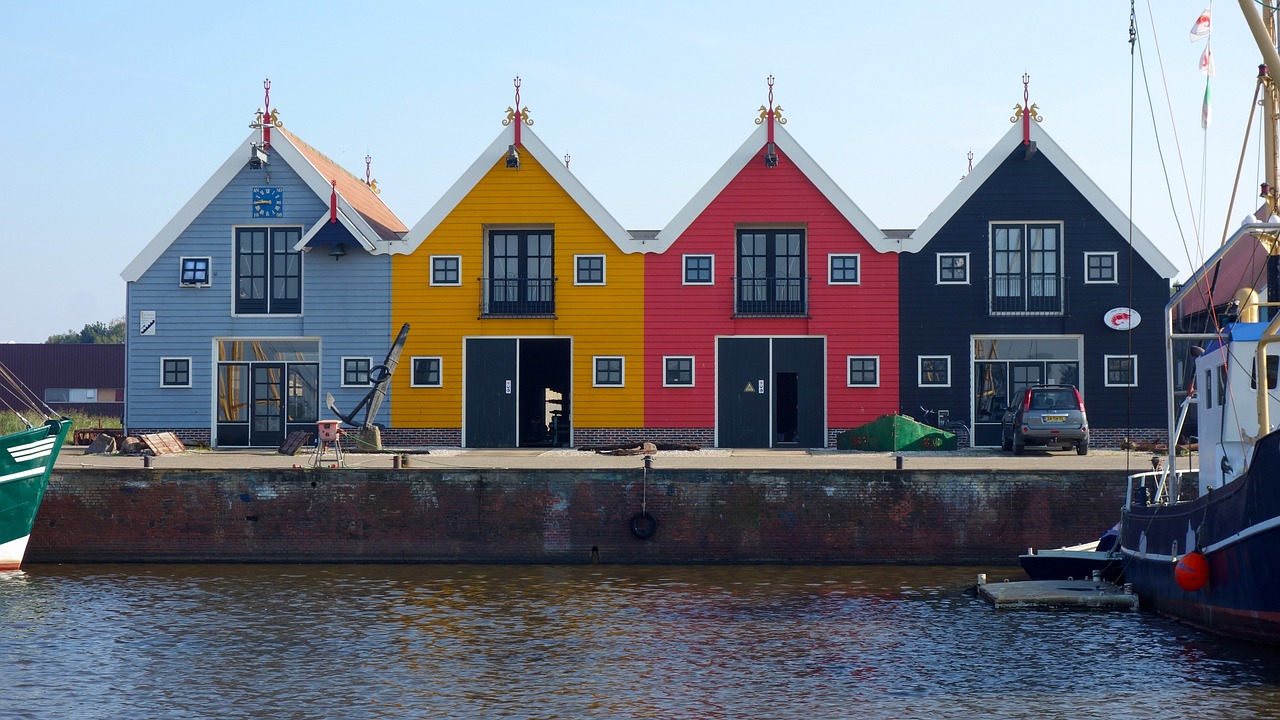 cottages, row, colorful-2729136.jpg
